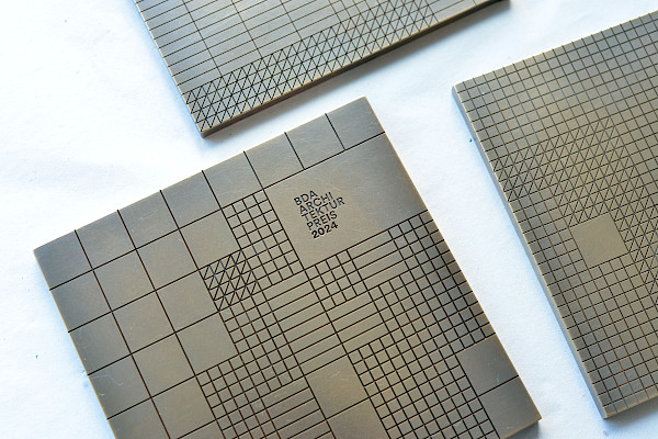 Generatives Grafikdesign des BDA Preis Rheinland-Pfalz / Saar. Gebäudeplakette aus Messing