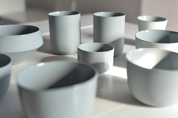 Produktdesign: pigmentiertes Porzellan. Tassen, Becher, Teller, Schalen, Karaffen