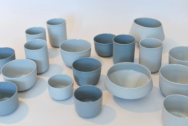 Produktdesign: pigmentiertes Porzellan. Tassen, Becher, Teller, Schalen, Karaffen