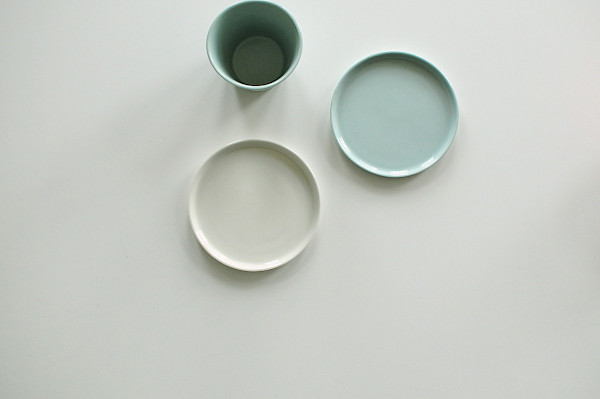 Produktdesign: pigmentiertes Porzellan. Tassen, Becher, Teller, Schalen, Karaffen